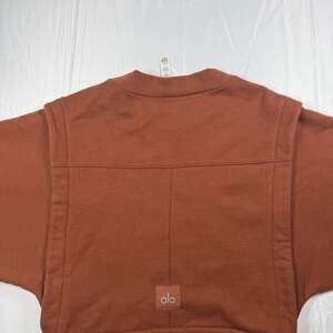 Alo Yoga Accolade Crew Neck Pullover in Espresso Brown